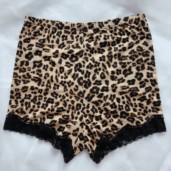 Hot Shorts - Picture 2 of 4